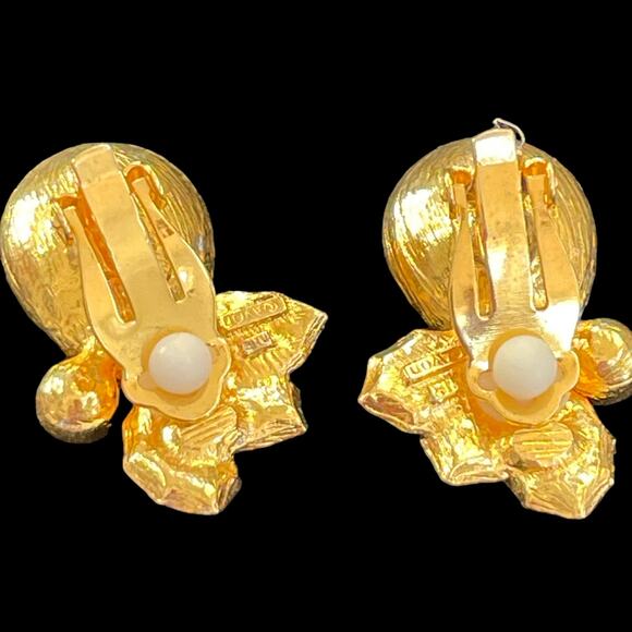 Vintage Avon Clip On Earrings Ruby Red Teardrop Green Enamel Holly Berry - Picture 7 of 13